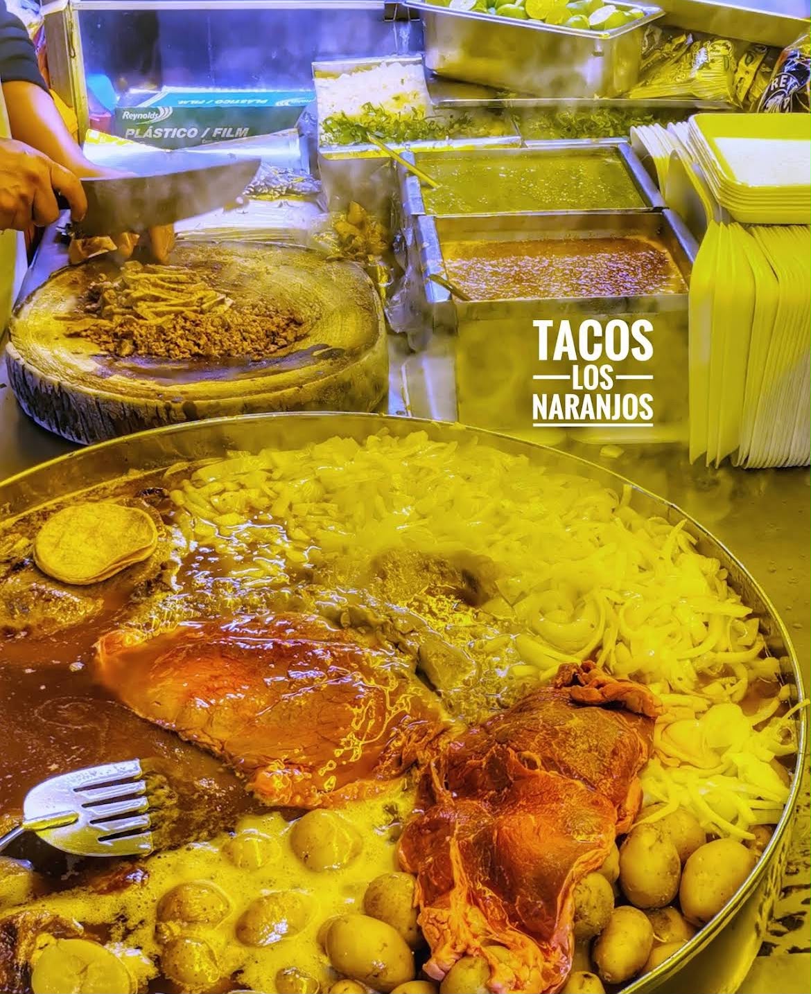 Comal de Tacos Los Naranjos con carne, papas y cebolla
